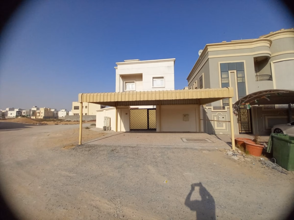 فيلا للايجار زاوية شارعين مقابل الرحمانية وخلف الحديقة