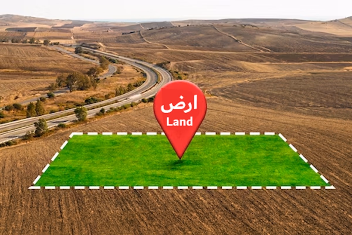 قريبه علي الشارع العام