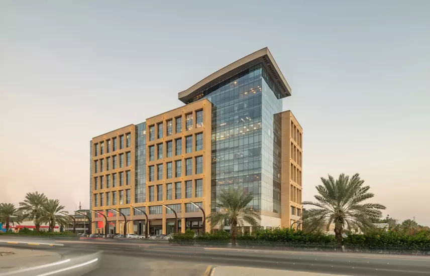 مكتب مميز للإيجار في مبنى جميل سكوير (مؤثث)