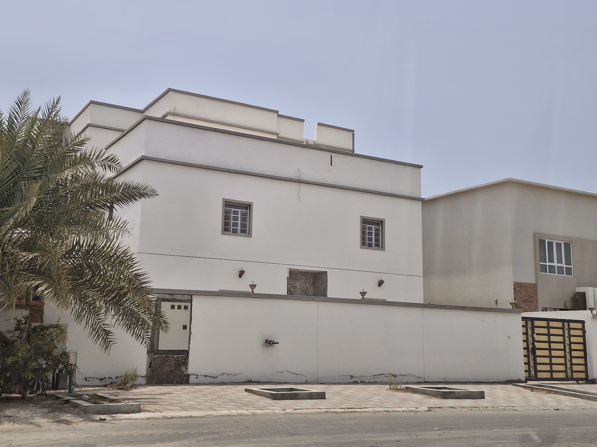 فيلا واسعه ثلاث طوابق للبيع