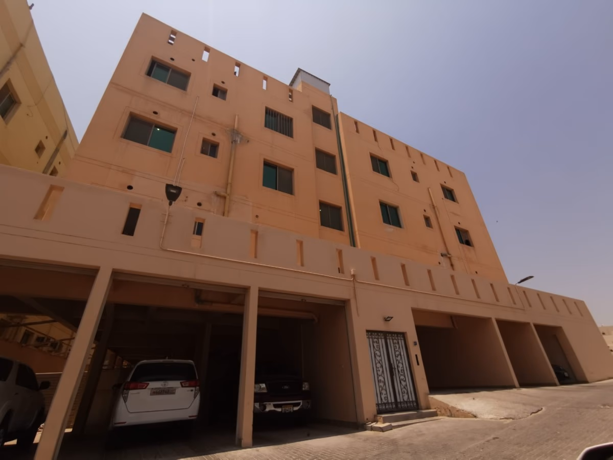 للبيع عمارة مكونة من ٦ شقق في الرفاع الشرقي صوب مركز الشرطة
