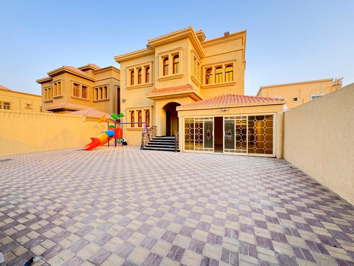 فيلا للايجار مقابل الشارع العام