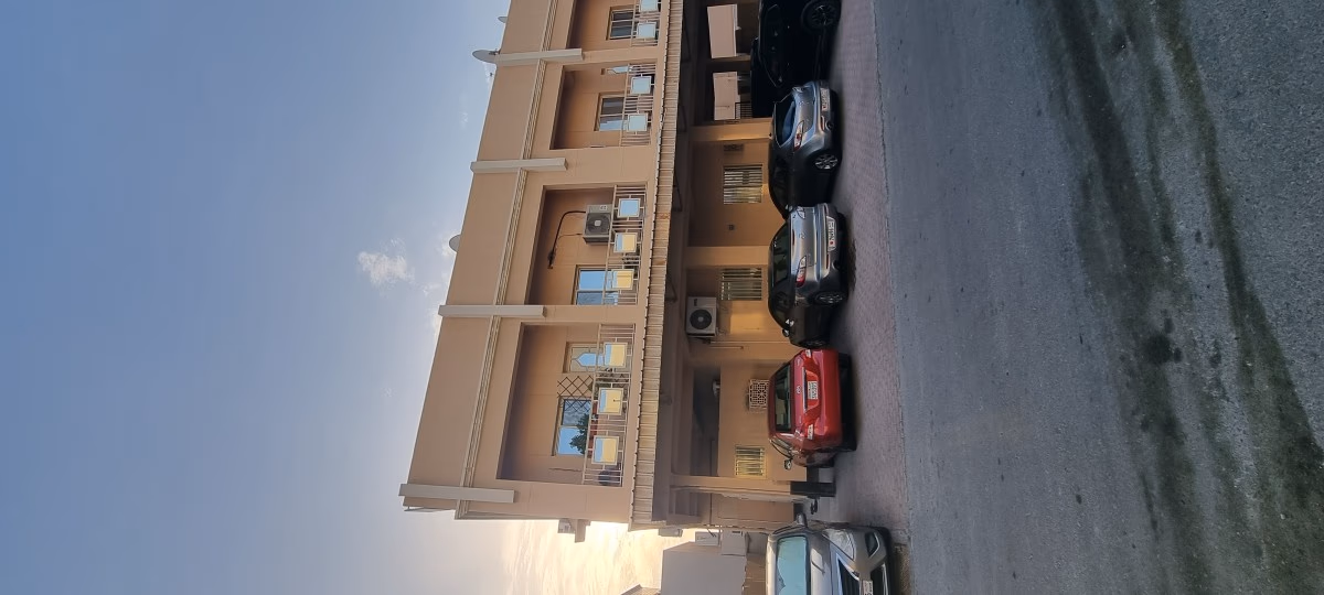 للإيجار شقة في عاليجري الشيختتكون من غرفتينوحمامين وصالة ومطبخ وموقف وسكورتيالمطلوب 150 دينارغير شامل39993932 عبدالفتاح حسن مسار المستقبل للعقارات مطلوب جميع العقارات من المالك مباشرة. https://instagram.com/masar.bh?igshid=YmMyMTA2M2Y=