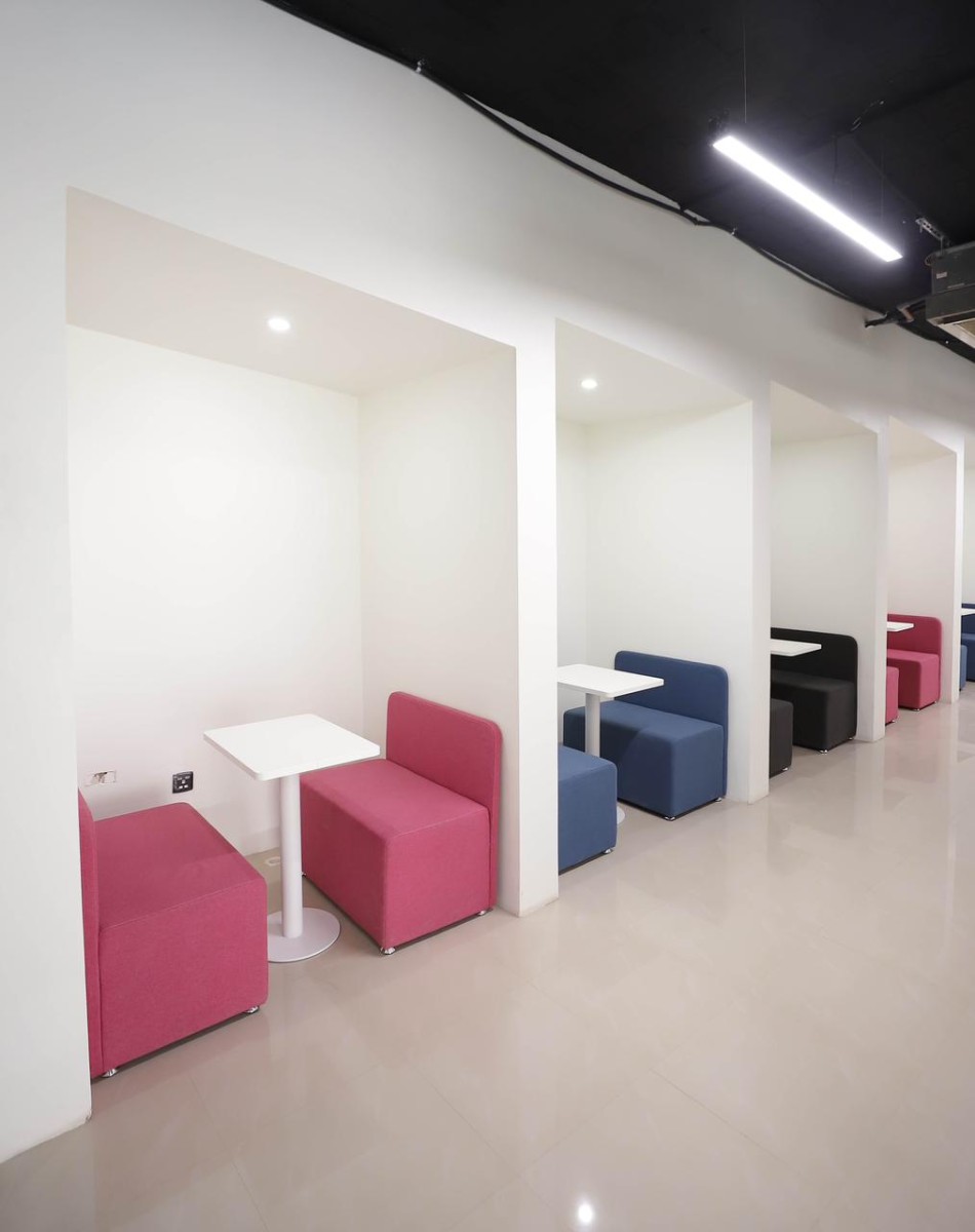 مكاتب مؤثثه ومواقف وموستودعات للإيجار