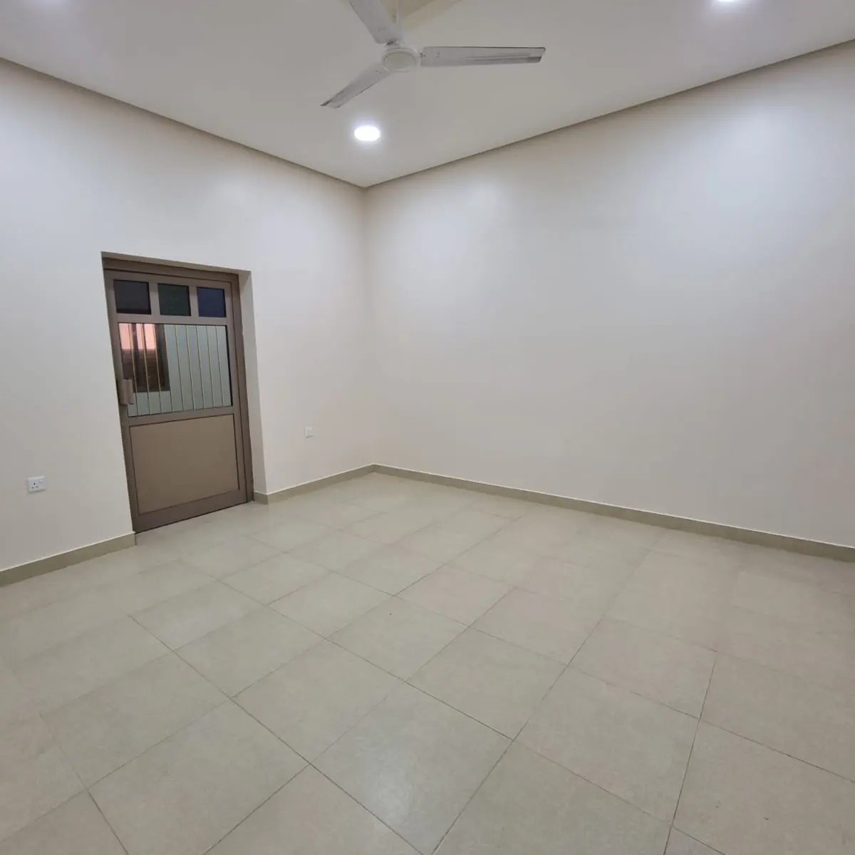 ? للبيع فيلتين ذات تصميم راقي في منطقة راقية (منطقة صدد ) دانات مريم ١٩ ذات تصميم رائع واستغلال للمساحات ومنطقة تتوافر بها جميع الخدمات . - مساحة الارض 300 متر مربع - مساحة البناء الفعلي 310 متر . الدور الأرضي : - موقف الى سيارتين - مطبخ كبير  - صالة كبيرة. - حمام للضيوف .- غرفة ماستر مع حمام الدور الاول : ثلاث غرف ماستر مع الحمامات  سعر البيع 159 الف السعر فقط قابل للتفاوض !! انتهز الفرصه . 39993932 عبدالفتاح حسن مسار المستقبل للعقارات مطلوب جميع العقارات من المالك مباشرة. @masar.bh@masar.bh